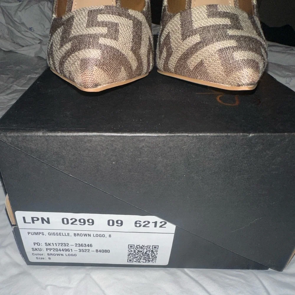 Cute brown heels with pattern - Picture 2 of 6